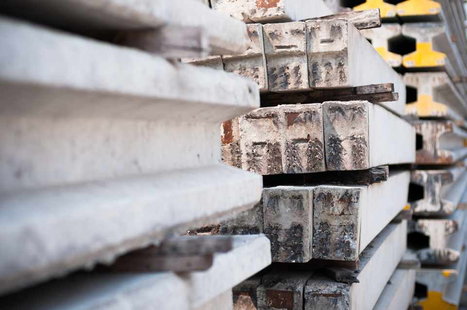 Betongstolpar i olika profiler - ett exempel på byggnadsmaterial.