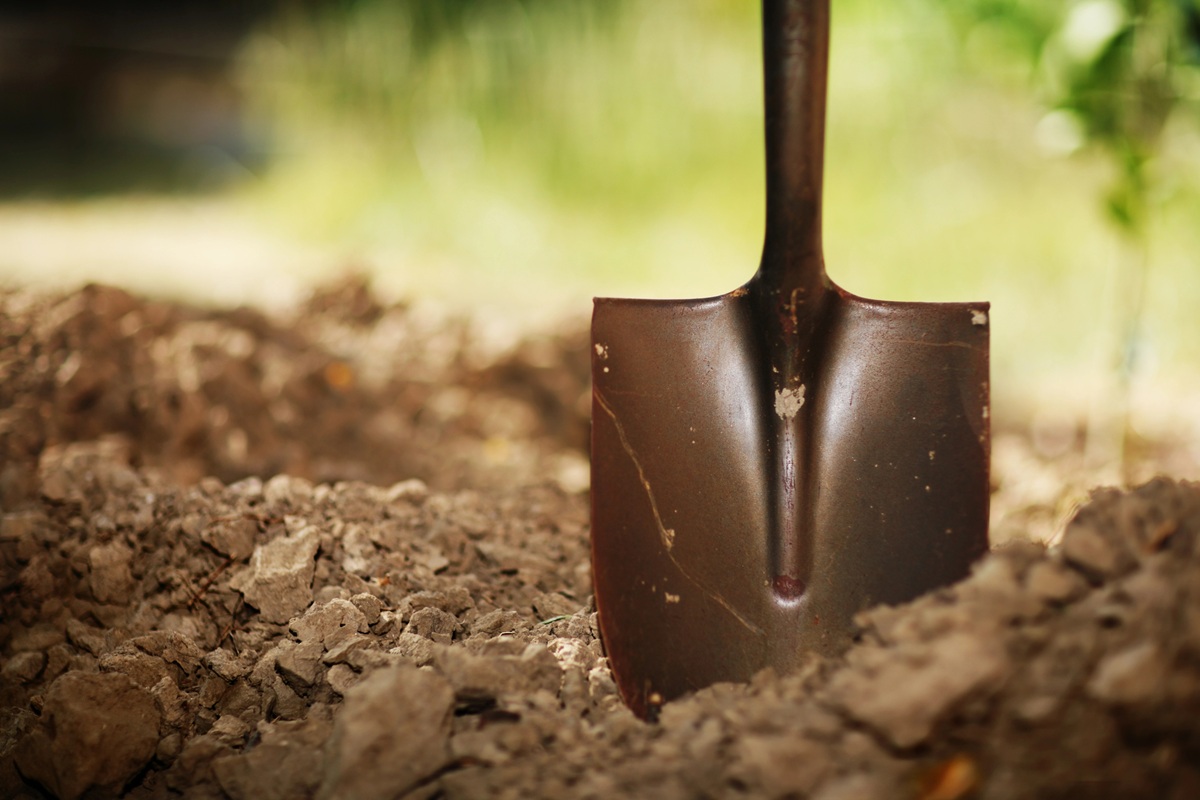 Manual digging